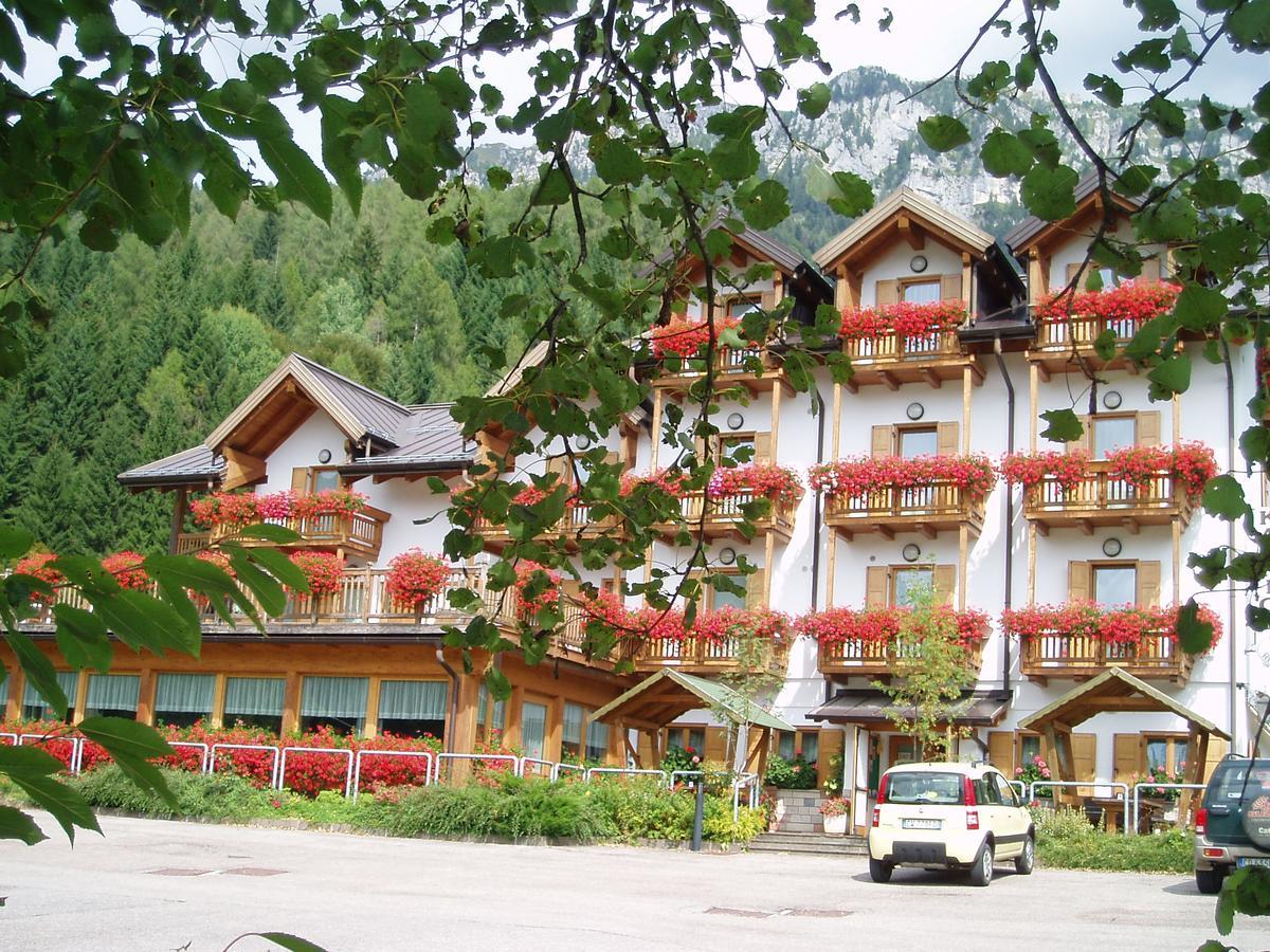 Hotel Kapriol Castello Tesino Exteriér fotografie